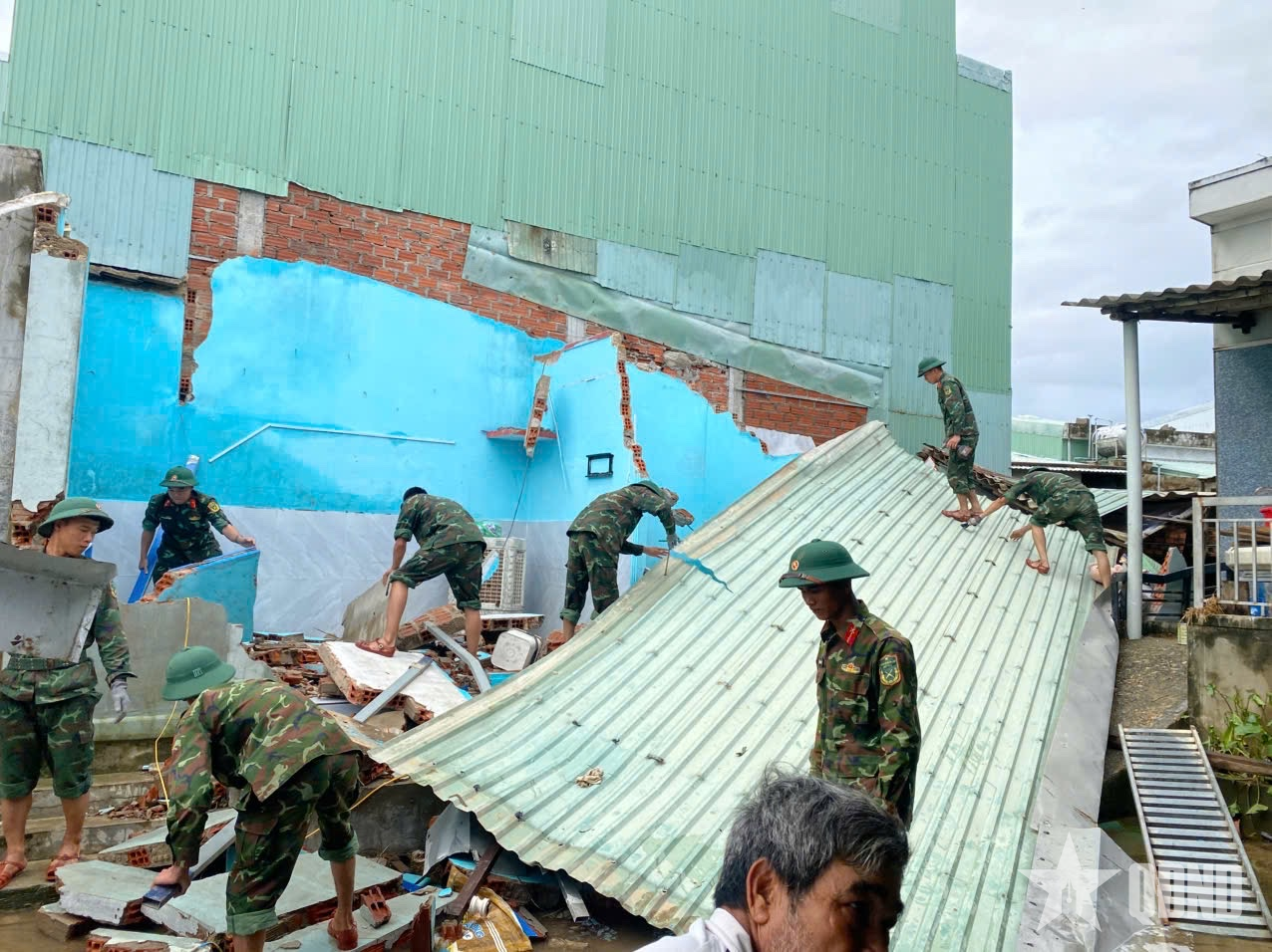 Sư đoàn 31 (Quân đoàn 34) đã đưa hàng trăm người dân tới nơi an toàn